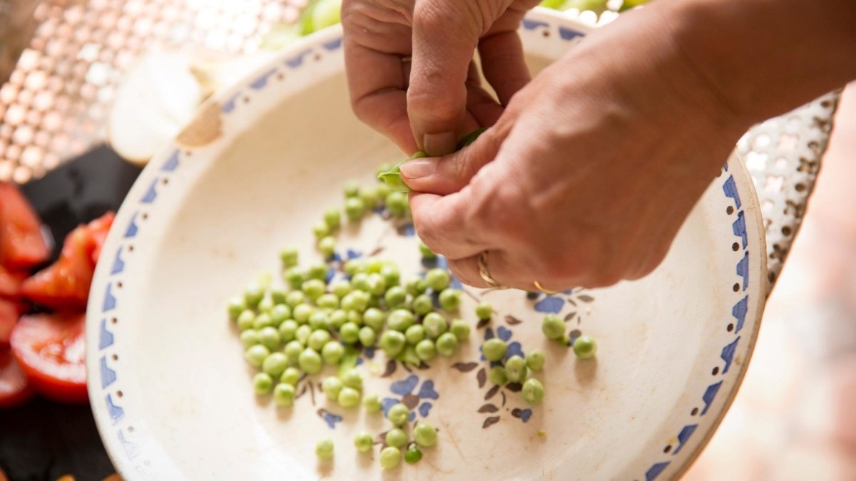 Recipe idea: tagine-style peas, carrots, apricot and chives with feta in olive oil